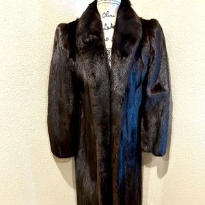 Luxurious Weil Furs mink coat.
Color: Black/brown
Size: Small
